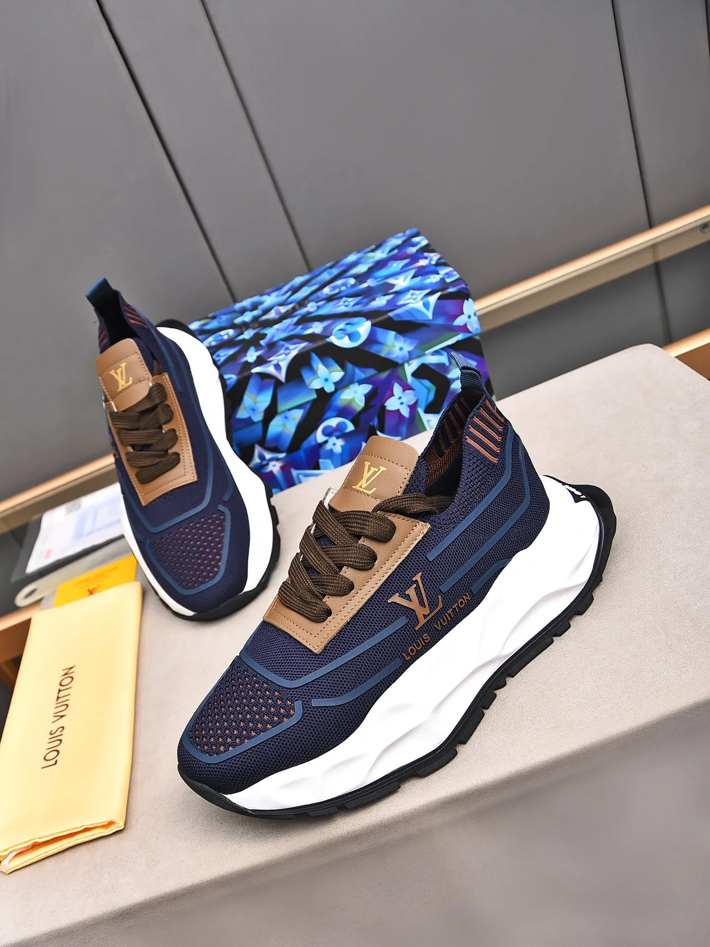 Men's shoes 💰500 LV high-end hot model 👍 Counter 1 design. The face is made of high-elastic fly knit + cowhide + imported glue! TPU outsole is easy to put on, light, comfortable and elastic, trendy and fashionable! ! ! 💪Multiple colors to choose from! Code number: 38-44 (45 46 customized)